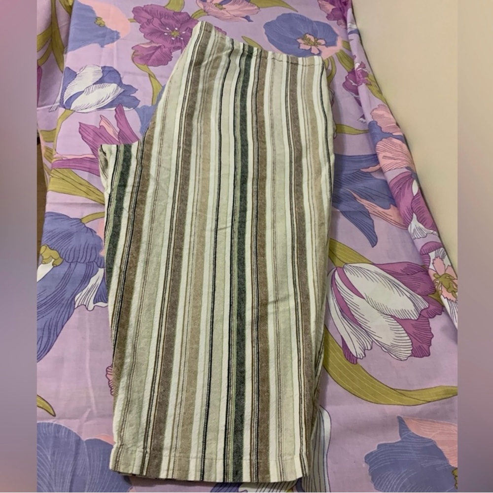 EUC Roaman's Woman Capris with Elastic Waistband - Picture 5 of 9